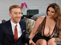 Grosser arsch, Grosse titten, Gehörnter ehemann, Hundestellung, Absätze, Lecken, Milf, Tätowierung