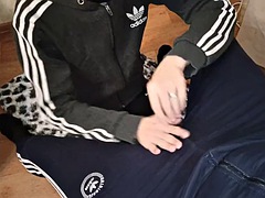 A straight man sucked a big cock from a straight man in Adidas hiding from prying eyes!!!