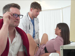 Cul, Sucer une bite, Brunette brune, Queue, Médecin, En levrette, Européenne, Cheveux courts