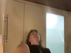 18 jaar, Enthousiasteling, Brits, Bruinharig, Schattig, Harig, Keuken, Plagen