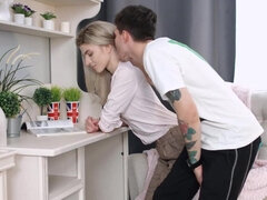 Blonde, Sucer une bite, En levrette, Hard, Hd, Tatouage, Adolescente, Nénés