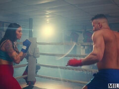 アジア人, デカ尻, デカチン, フェラチオ, 茶髪の, バック, ジム, 淫乱熟女