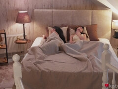 Chambre à dormir, Brunette brune, Tchèque, Embrassement, Lesbienne, Léchez, Seins naturels, Chatte