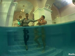 黒人, 着衣女と全裸男, 指いじり, なめる, 自然山雀, プール, オマンコ, 赤毛