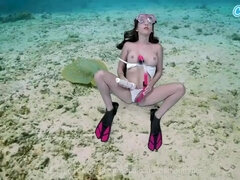 ビキニ, 小柄, 剃毛, オッパイの, おもちゃ, 水中, バイブレーター, ウェブカメラ