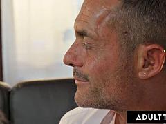 In den arsch, Tussi, Kinderhüterin, Grosser schwanz, Blondine, Blasen, Spermaladung, Reif