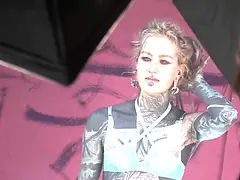 Enthousiasteling, Anaal, Achter de coulissen, Grote lul, Naakt, Tatoeage, Trio, Speelgoed