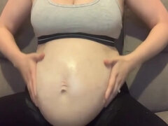 Moisturising My Pregnant Bump With Lotion