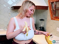 Grote mammen, Blond, Rondborstig, Eten, Keuken, Natuurlijk, Natuurlijke tieten, Alleen