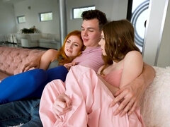 Grosse bite, Gorge profonde, Queue, 2 femmes 1 homme, Léchez, Rousse roux, Adolescente, Plan cul à trois