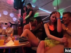 Grosse bite, Sucer une bite, Groupe, Interracial, Mère que j'aimerais baiser, Fête, Rousse roux, Suçant