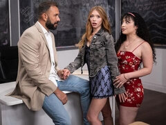 18 años, Culo grande, Mamada, Estilo perrito, Ffm, Tetas naturales, Adolescente, Tetas