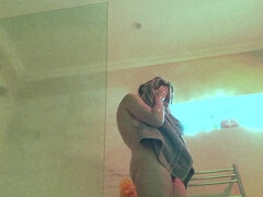 Amateur, Gros seins, Brunette brune, Poilue, Mère que j'aimerais baiser, Seins naturels, Douche, Espionne