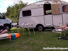 Leker spuiten op de camping