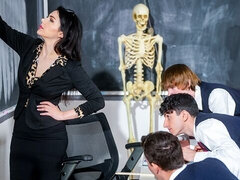 18 ans, Gros cul, Grosse bite, Gros seins, Sucer une bite, Partouze, Maigrichonne, Adolescente