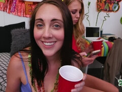 Blondine, Blasen, Betrug, Aufs gesicht abspritzen, Gruppe, Piercing, Hintern versohlen, Tätowierung