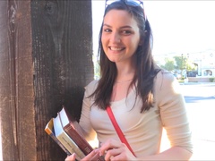 Acercamiento, Vestido, Tacones, Masturbación, Orgasmo, Público, Solo, Bajo la falda