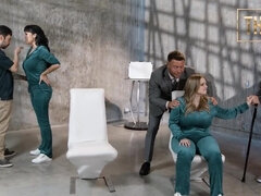 Tussi, Grosse titten, Blondine, Blasen, Kehlenfick, Gruppe, Milf, Rau