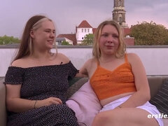 Lesben kommen mit Dildo und Wassereis zum Höh - Amateur German lesbians outdoors