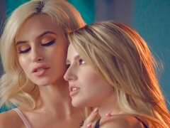 Blondine, Fingern, Küssen, Lesbisch, Lecken, Masturbation, Entkleiden, Tätowierung