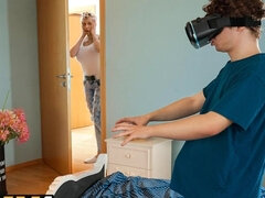 Blondine, Blasen, Fetisch, Handjob, Milf, Piercing, Stiefmutter, Strümpfe