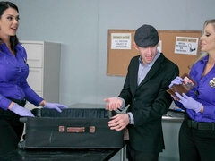 Grosse titten, Blondine, Hundestellung, Frau frau mann, Handjob, Milf, Polizei, Titten