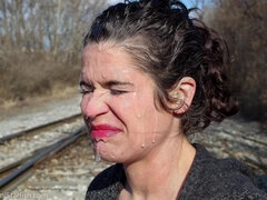 Braunhaarige, Viele männer bespritzen eine frau, Spermaladung, Aufs gesicht abspritzen, Hd, Milf, Im freien, Stiefmutter