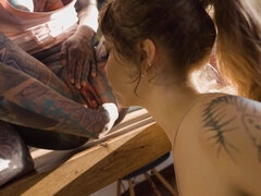 Enthousiasteling, Anaal, Kont, Vingeren, Gapende, Gotisch, Likken, Tatoeage