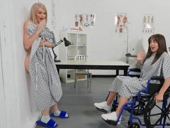 In den arsch, Bisexuell, Blondine, Vollbusig, Interrassisch, Latina, Krankenschwester, Piercing