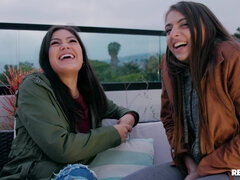 Cul, Gros seins, Jeans, Cuisine, Fille latino, Masturbation, Plan cul à trois, Nénés