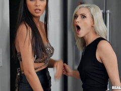 Lamer culo, Dormitorio, Rubia, Botas, Morena, Lesbiana, Bragas, Tetas