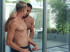 Grote lul, Rondborstig, Hardcore, Hakken, Zoenen, Masturbatie, Trio, Tieten likken