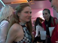 Pijpbeurt, Naakte man aangeklede vrouw, Aangekleed, Dansen, Vingeren, Handbeurt, Lesbisch, Kousen