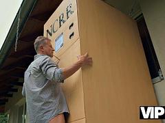 Nana, Sucer une bite, Brunette brune, Tromperie, Petite amie, Hard, Surprise, Nénés