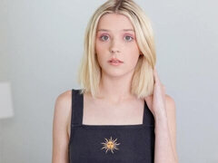 18 jaar, Enthousiasteling, Vingeren, Masturbatie, Natuurlijke tieten, Kort haar, Mager, Alleen