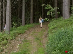 Blondine, Europäisch, Fingern, Lecken, Im freien, Zierlich, Tätowierung, Flotter dreier