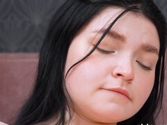 Brunette brune, Masturbation, Naturelle, Solo, Nénés, Vierge