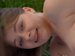 18 ans, Gros cul, Brunette brune, Masturbation, Lait, Rasée, Solo, Adolescente