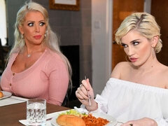 Grosser arsch, Grosse titten, Küssen, Lecken, Masturbation, Milf, Rasiert, Entkleiden