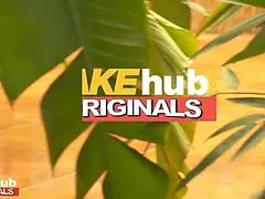 Noire, Sucer une bite, En levrette, Italienne, Léchez, Criant, Maigrichonne, Tatouage