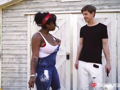 Gros seins, Noire, Sucer une bite, Rondelette, En levrette, Ferme, Seins naturels, Rasée