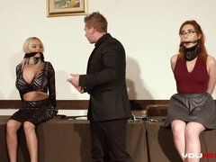 Bondage discipline sadomasochisme, Blond, Pijpbeurt, Hondjeshouding, Europees, 1 man 2 vrouwen, Hongaars, Tieten likken