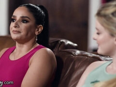 Kinderoppas, Grote mammen, Blond, Oudere vrouw, Gezichtzitten, Hardcore, Ondergoed, Kut duiken