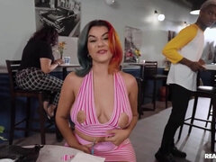 Chica, Culo grande, Morena, Tetona, Semen en la boca, Corridas faciales, Tetas naturales, Público