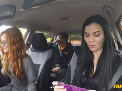 Gros seins, Sucer une bite, Voiture, Éjaculation interne, Tir de sperme, En levrette, Branlette thaïlandaise, Train