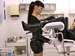 Arzt, Puppe, Weibliche domination, Hausfrau, Latex, Orgie, Strapon, Spielzeuge