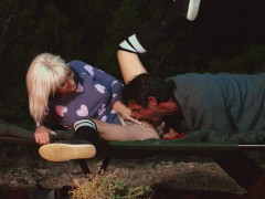 Arschlecken, Blondine, Bekleidet, Lecken, Mutti, Im freien, Muschi, Tätowierung