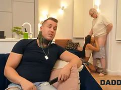 Bruinharig, Bedriegen, Daddy, Vriendin, Hd, Verleid, Tatoeage, Tieten likken