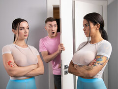 Chambre à dormir, Grosse bite, Gros seins, Sucer une bite, En levrette, Huilée, Rasée, Tatouage