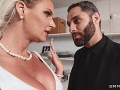 Gros cul, Grosse bite, Gros seins, Sucer une bite, En levrette, Double pénétration, Mère que j'aimerais baiser, Cheveux courts